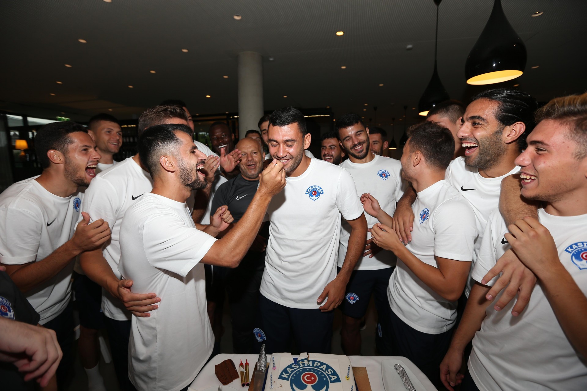 Veysel’e doğum günü kutlaması